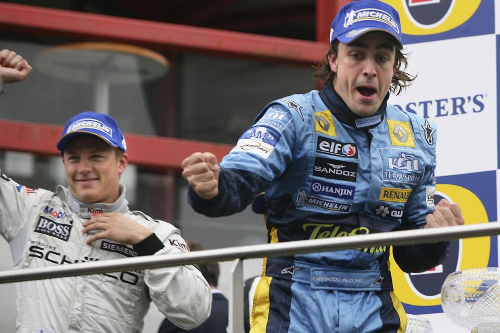 Podio: Fernando Alonso segundo lugar y Kimi Raikkonen ganador de la carrera