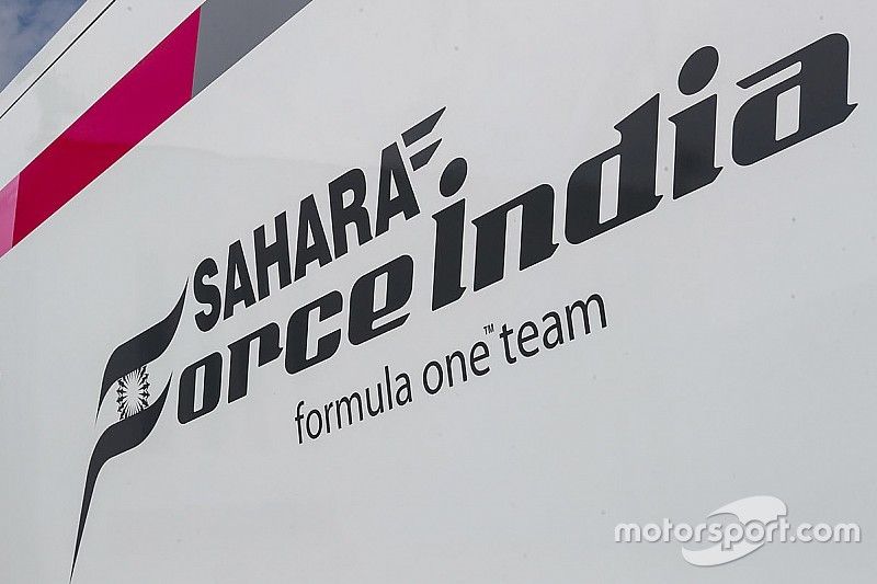 Force India logo en un camión