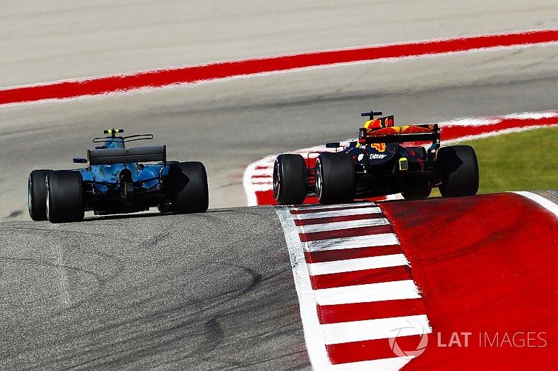 Daniel Ricciardo, Red Bull Racing RB13, battles with Valtteri Bottas, Mercedes AMG F1 W08