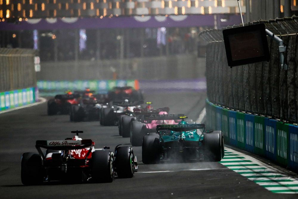 Fernando Alonso, Alpine A522, Nico Hulkenberg, Aston Martin AMR22, Valtteri Bottas, Alfa Romeo C42