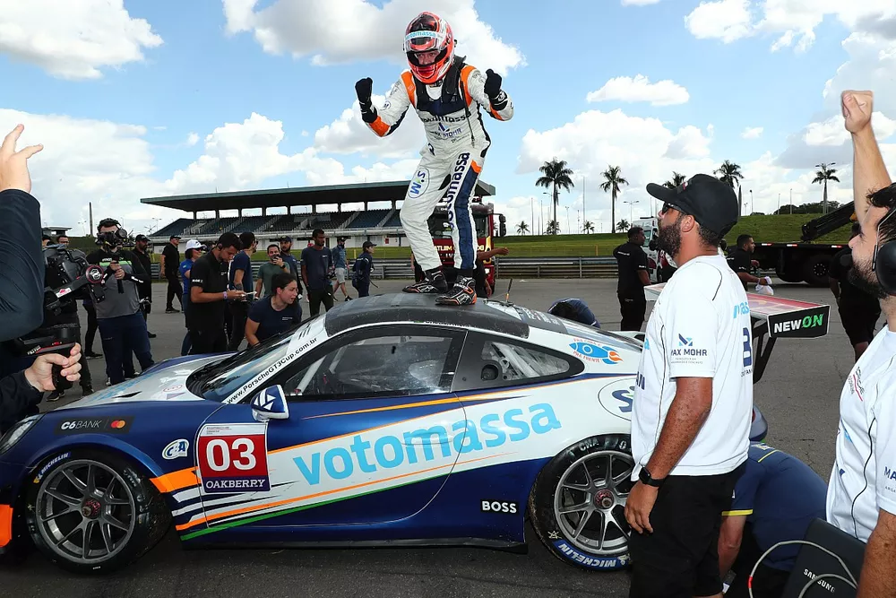 Cristian Mohr comemora vit&oacute;ria em Goi&acirc;nia