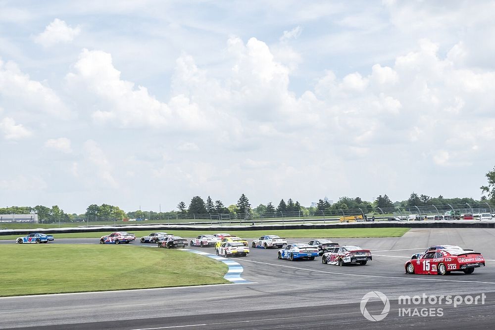 Jeb Burton, JR Motorsports, Chevrolet Camaro LS Tractor leads the field at the start