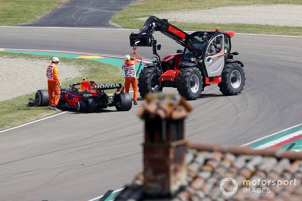 Marshals work to recover the car of Sergio Perez, Red Bull Racing RB16B 