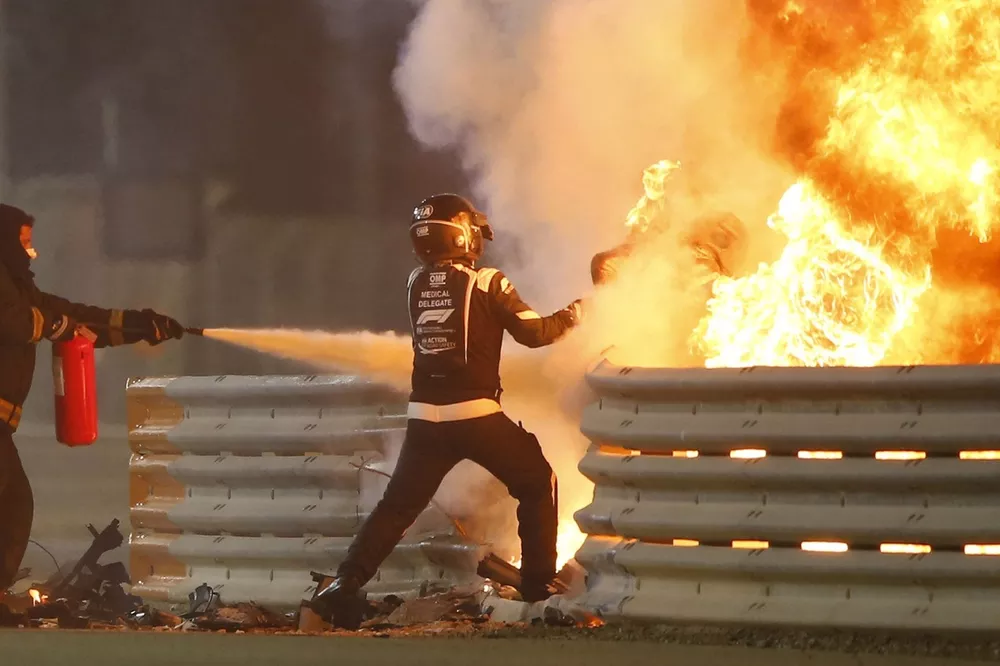 Un delgado m&eacute;dico saca a Romain Grosjean, Haas F1 del monoplaza en llamas