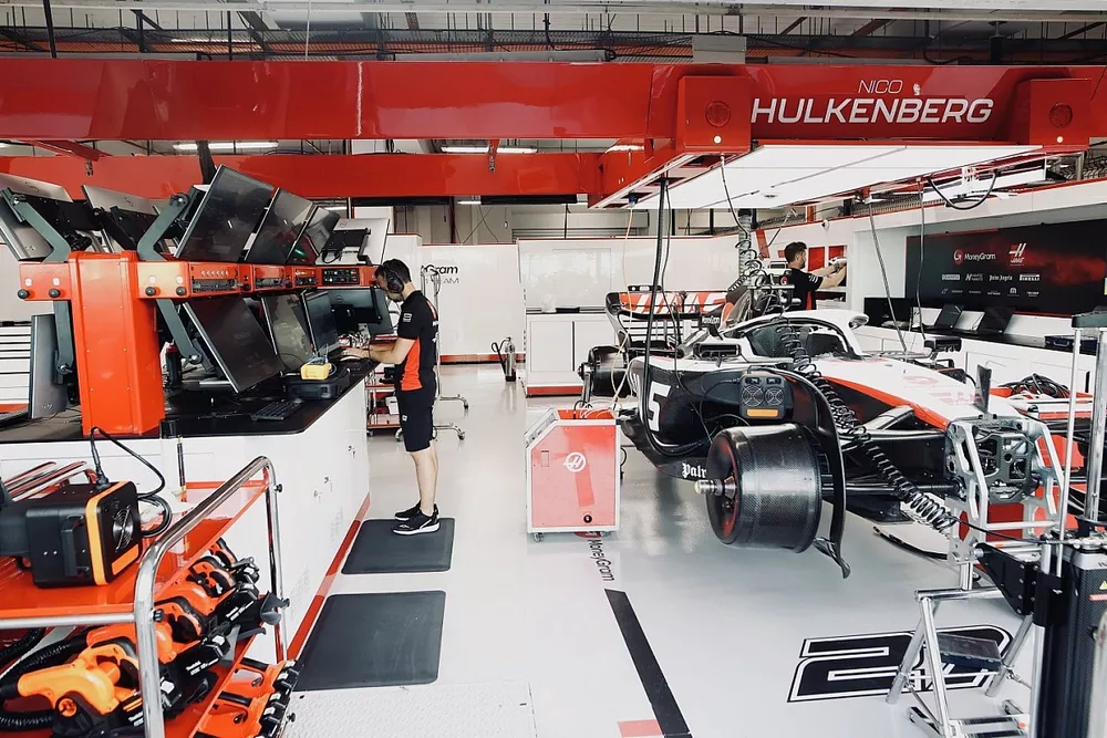 Il garage della Haas