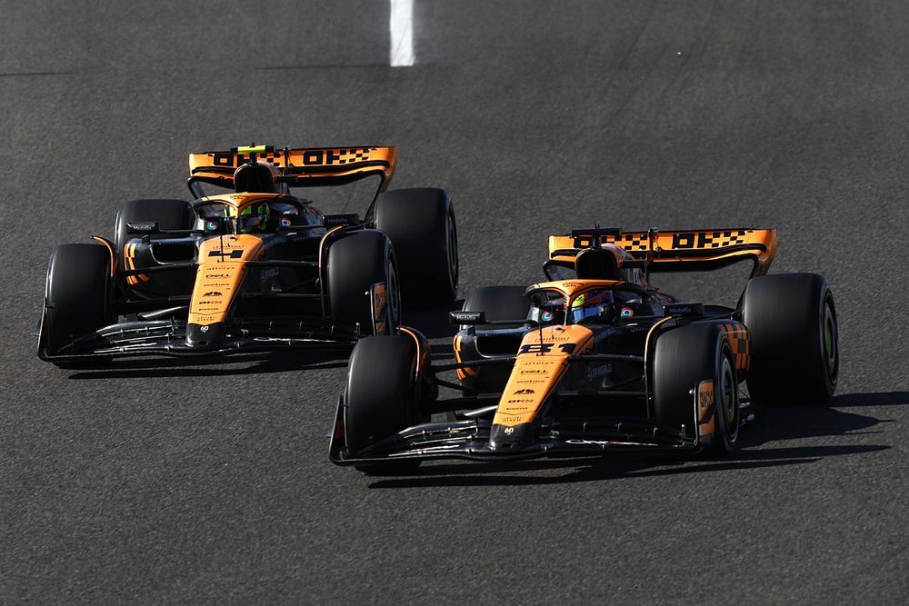 Oscar Piastri, McLaren MCL60, Lando Norris, McLaren MCL60