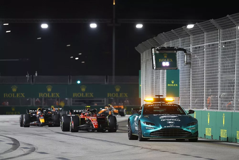 El Coche de Seguridad lidera a Carlos Sainz, Ferrari SF-23, Max Verstappen, Red Bull Racing RB19