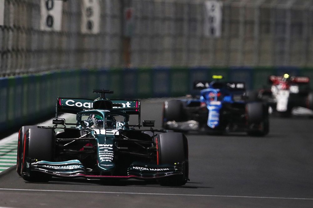 Lance Stroll, Aston Martin AMR21, Esteban Ocon, Alpine A521