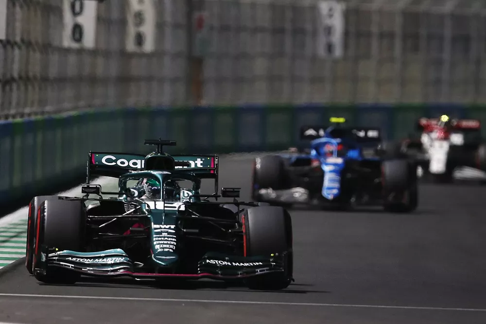 Lance Stroll, Aston Martin AMR21, Esteban Ocon, Alpine A521