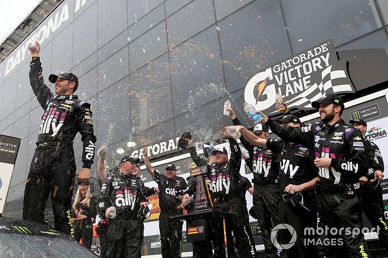 Jimmie Johnson gana el Daytona Clash acortado por lluvia