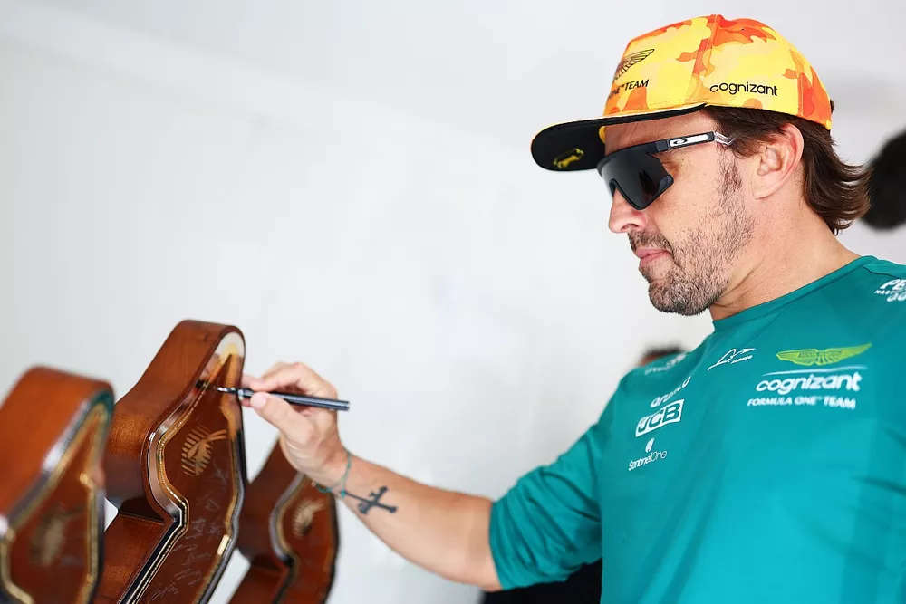 Fernando Alonso, Aston Martin Racing, Imola trophies for Charity