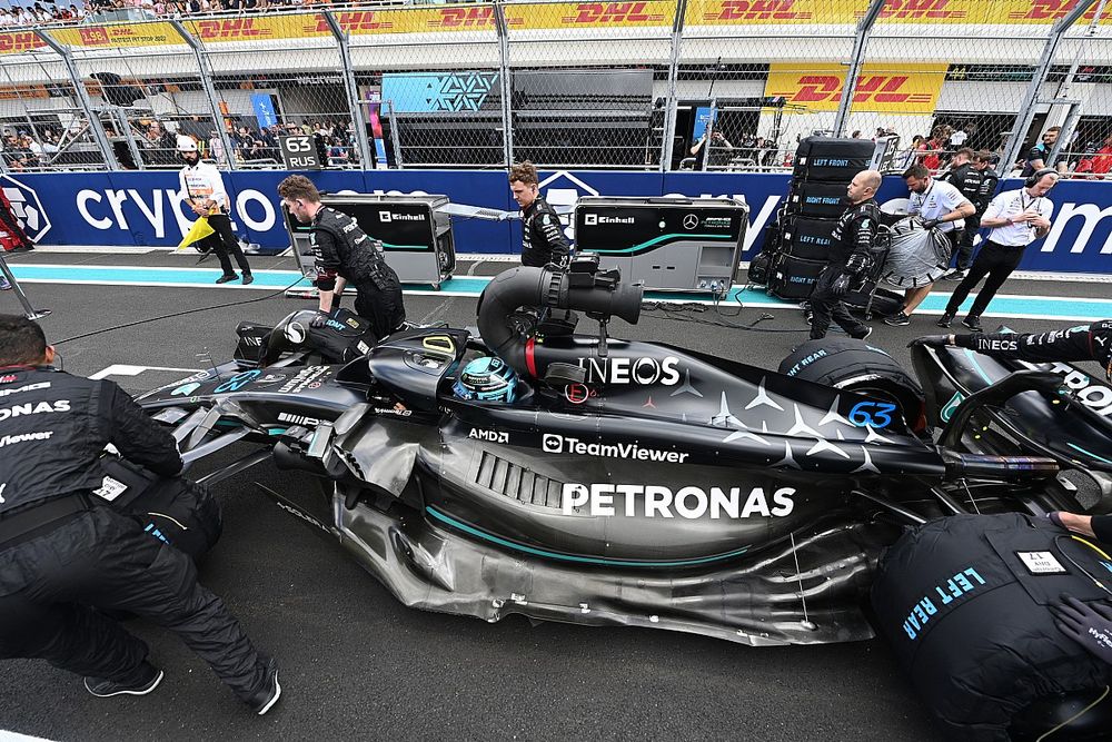 George Russell, Mercedes F1 W14, llega a la parrilla