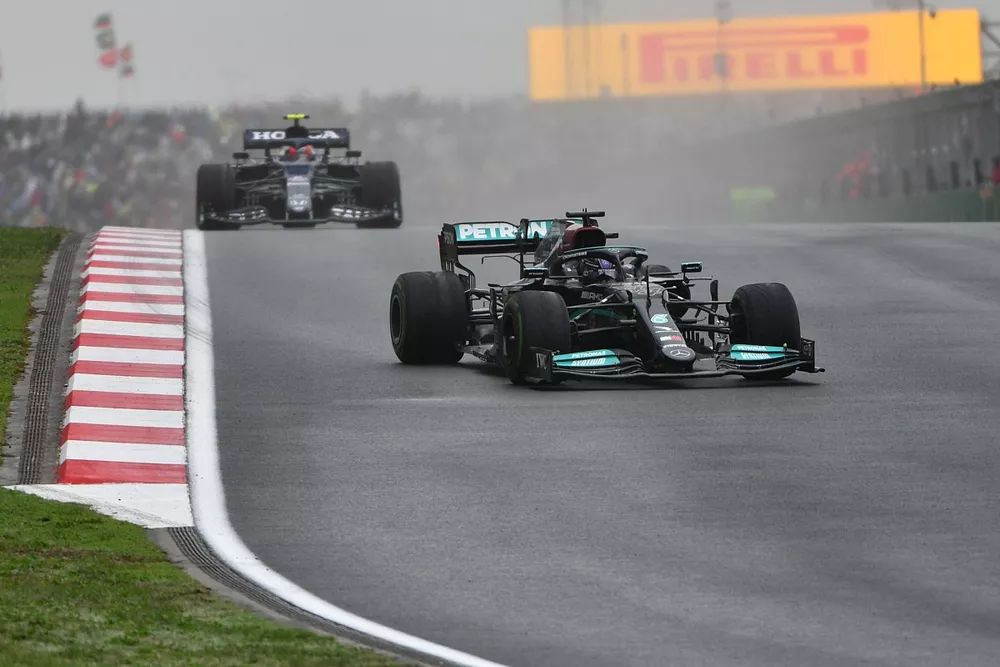 Lewis Hamilton, Mercedes W12, Pierre Gasly, AlphaTauri AT02