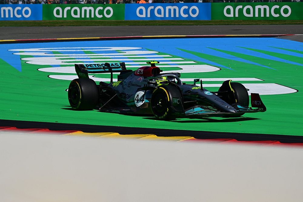 Lewis Hamilton, Mercedes W13, tras el contacto con Fernando Alonso, Alpine A522