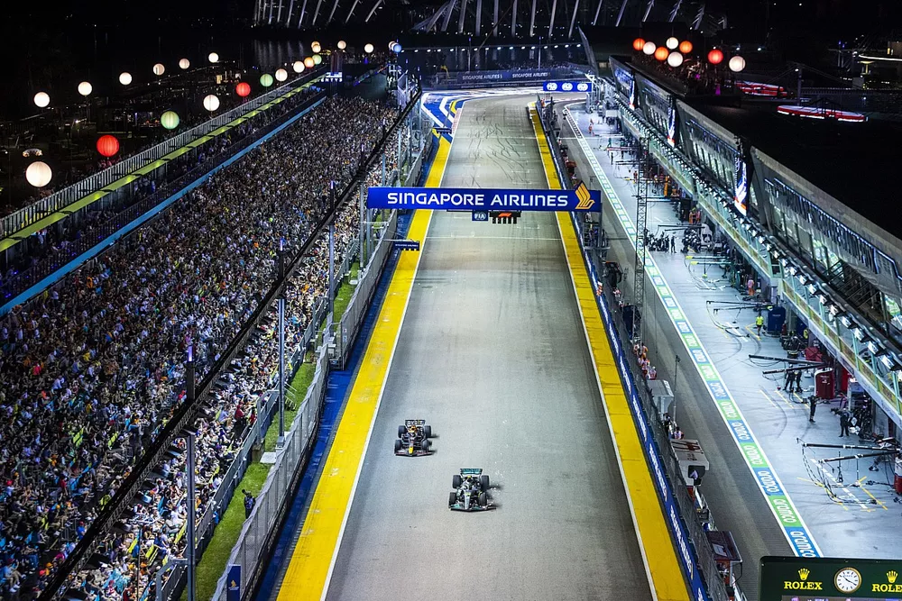 Lewis Hamilton, Mercedes W13, Max Verstappen, Red Bull Racing RB18