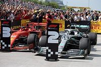 A jelenet, ahogy Vettel „dühöngve” beteszi a 2-est Hamilton Mercedese elé