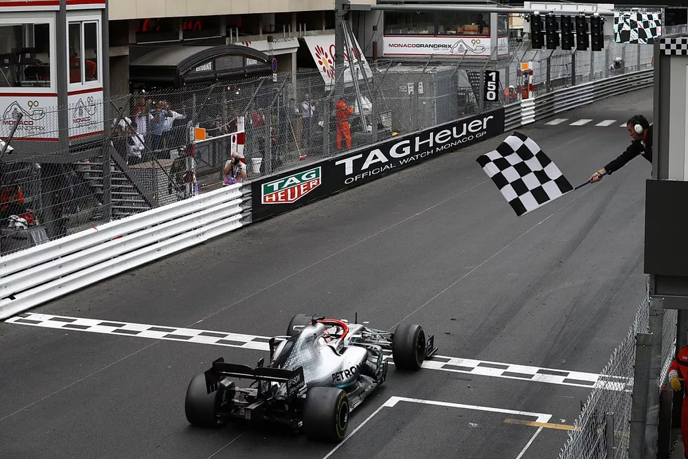 Ganador de la carrera  Lewis Hamilton, Mercedes AMG F1 W10 cruza la meta