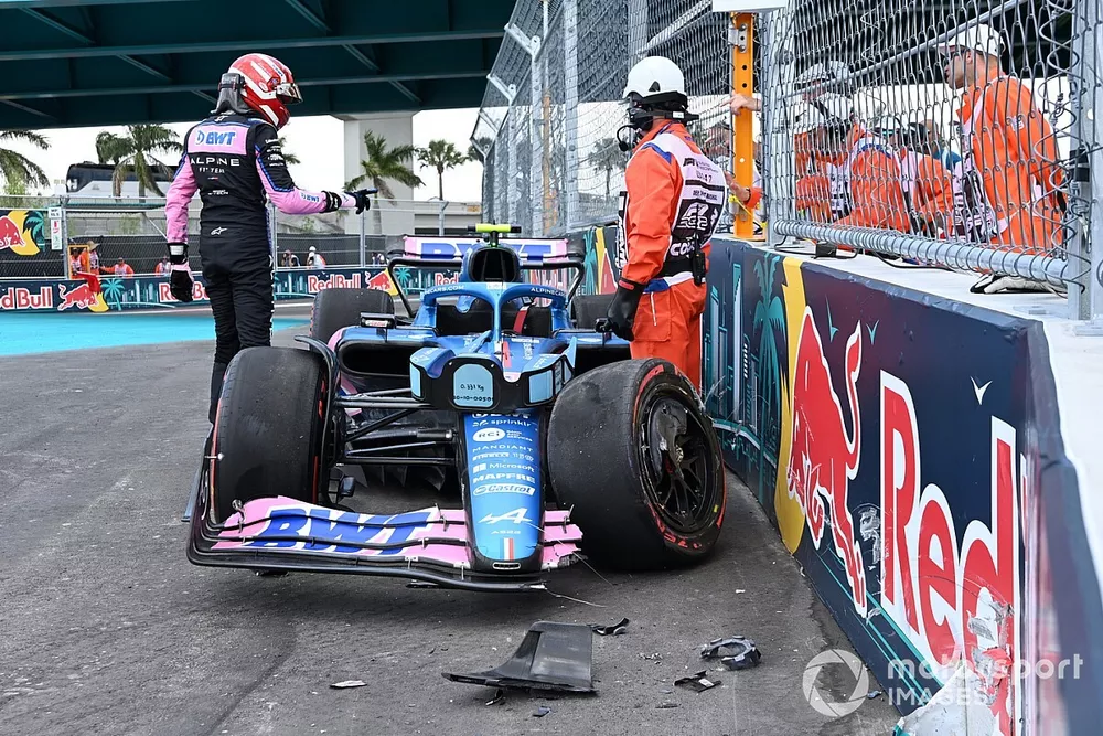 I Marshal assistono Esteban Ocon, Alpine A522, dopo un incidente
