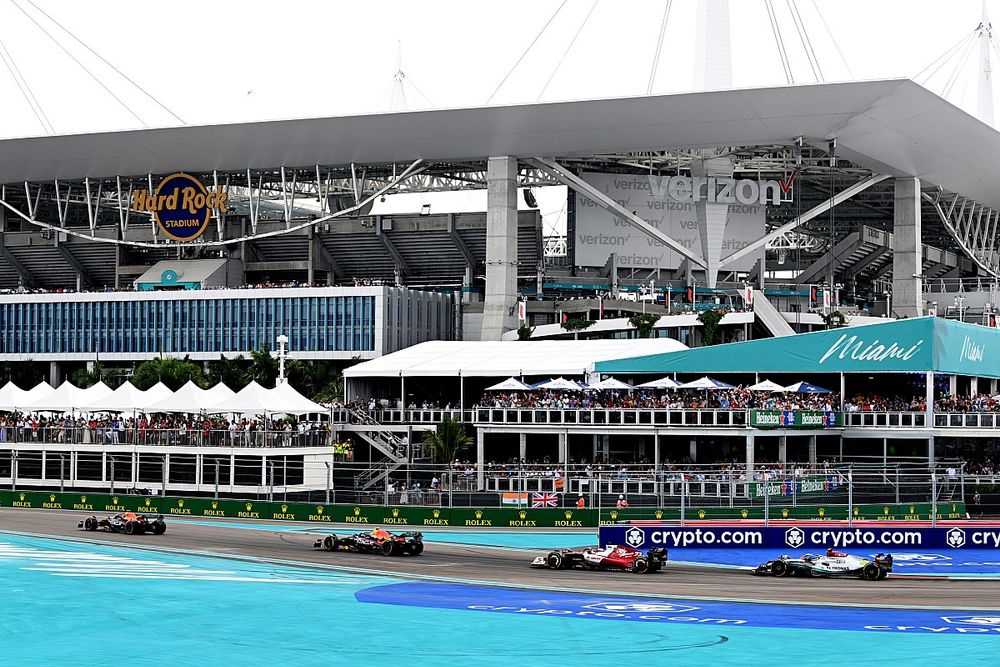 Max Verstappen, Red Bull Racing RB18, Sergio Pérez, Red Bull Racing RB18, Valtteri Bottas, Alfa Romeo C42, Lewis Hamilton, Mercedes W13