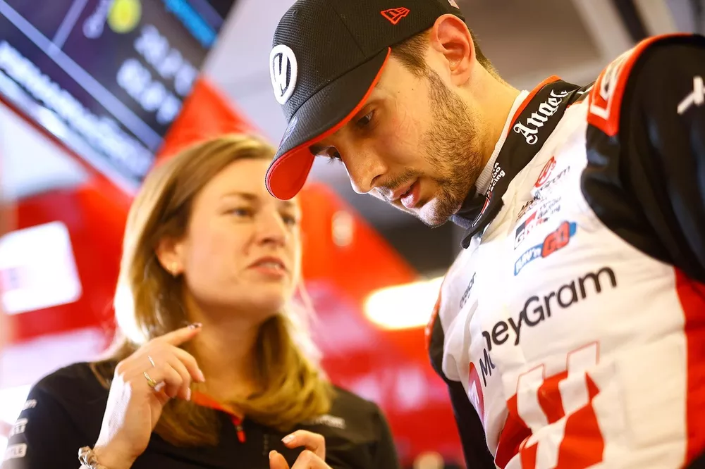 Ocon, Haas F1 Team, with his engineer Laura M&uuml;ller