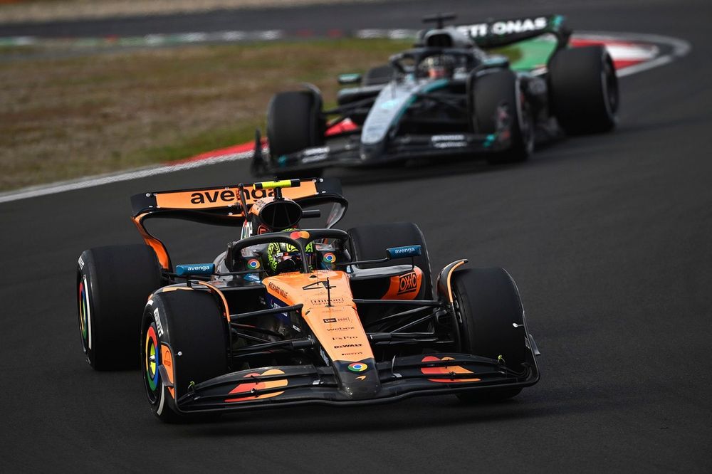 Lando Norris, McLaren MCL39, George Russell, Mercedes F1 W16
