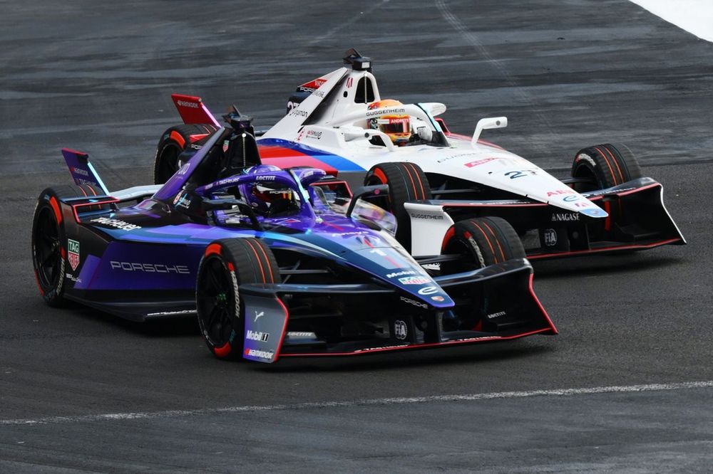 Pascal Wehrlein, TAG Heuer Porsche Formula E Team Porsche 99X Electric Gen3, lucha con Jake Dennis, Andretti Formula E Porsche 99X Electric Gen3