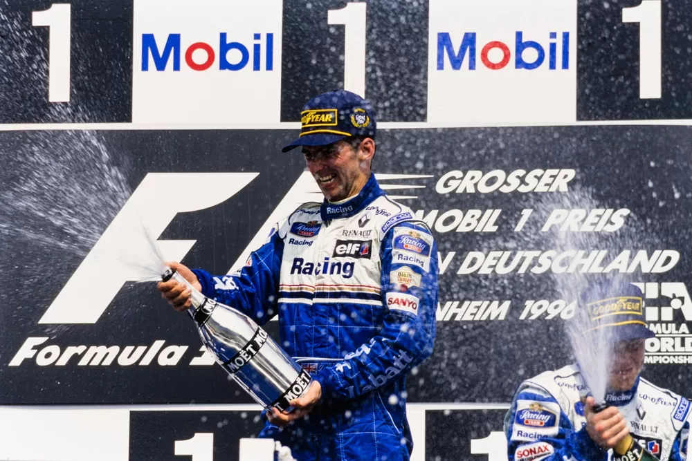 Damon Hill, Williams, ganador, y Jacques Villeneuve, Williams, tercero, celebran en el podio