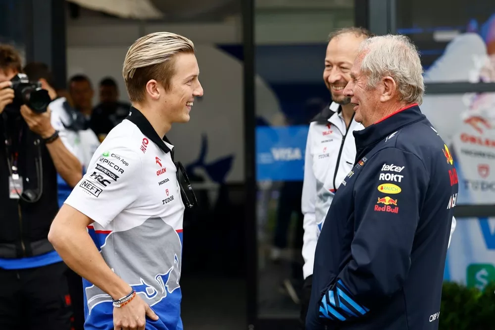 Liam Lawson, Piloto Reserva, Visa Cash App RB F1 Team, con Helmut Marko, Consultor, Red Bull Racing, Peter Bayer, CEO, RB F1 Team 