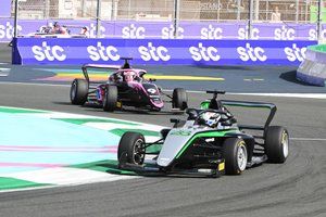 Pin pierde su victoria en la F1 Academy por pasar dos veces por meta