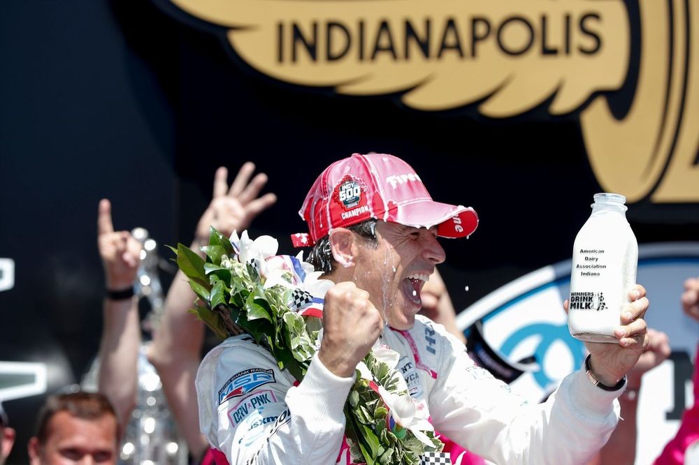 Ganador de la carrera Helio Castroneves, Meyer Shank Racing Honda celebran