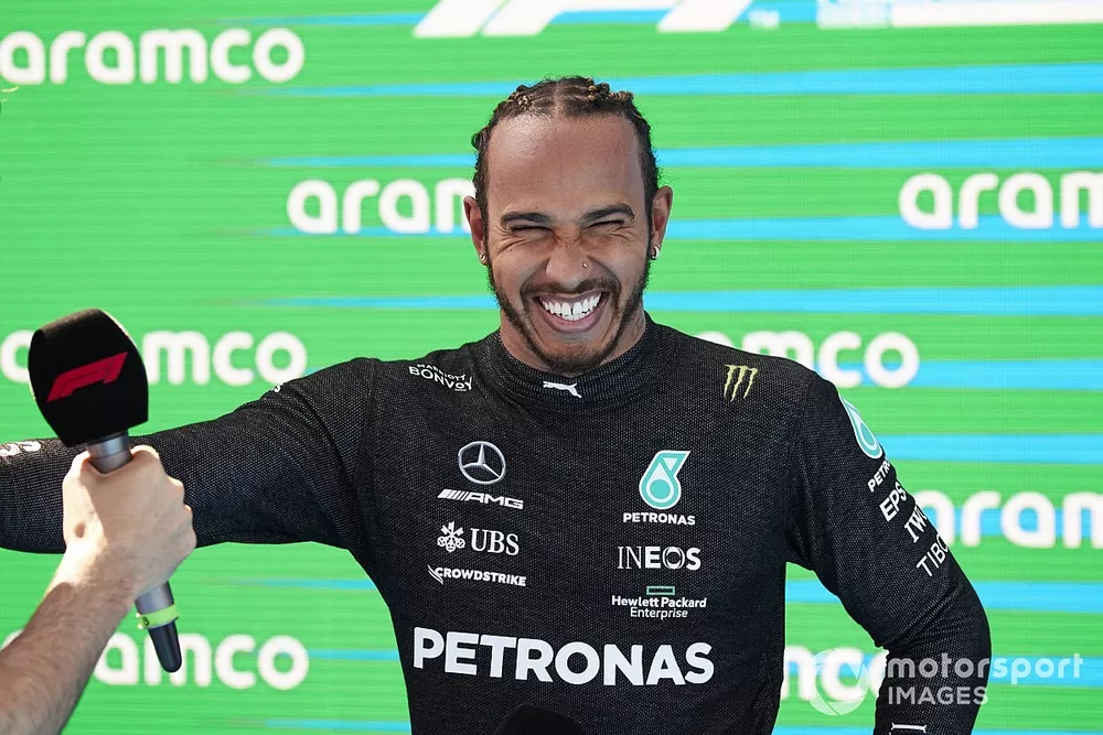 Lewis Hamilton, Mercedes, dans le parc ferm&eacute; apr&egrave;s avoir r&eacute;ussi sa 100ᵉ pole position en F1