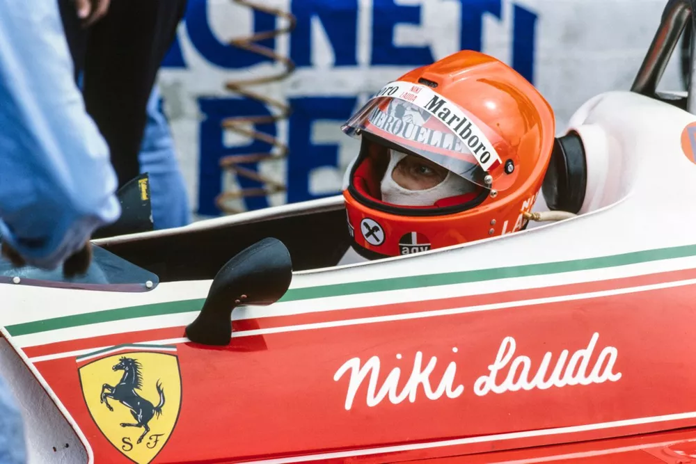 Niki Lauda zit in de Ferrari 312T2.