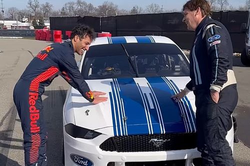 Ricciardo drives Supercars Mustang