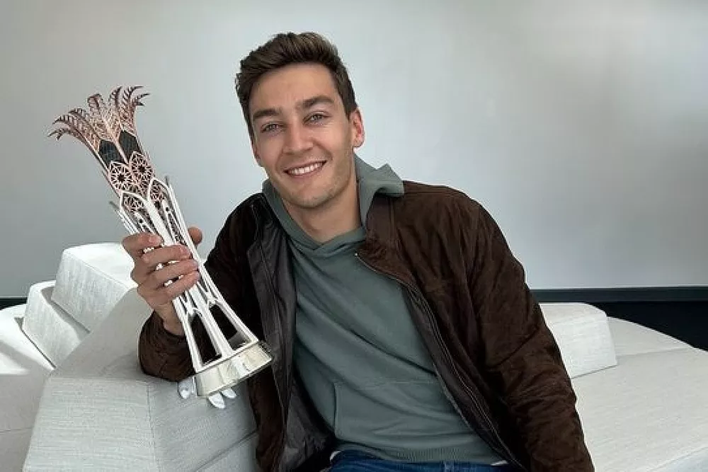 George Russell con el trofeo de tercer clasificado del GP de Arabia Saudí