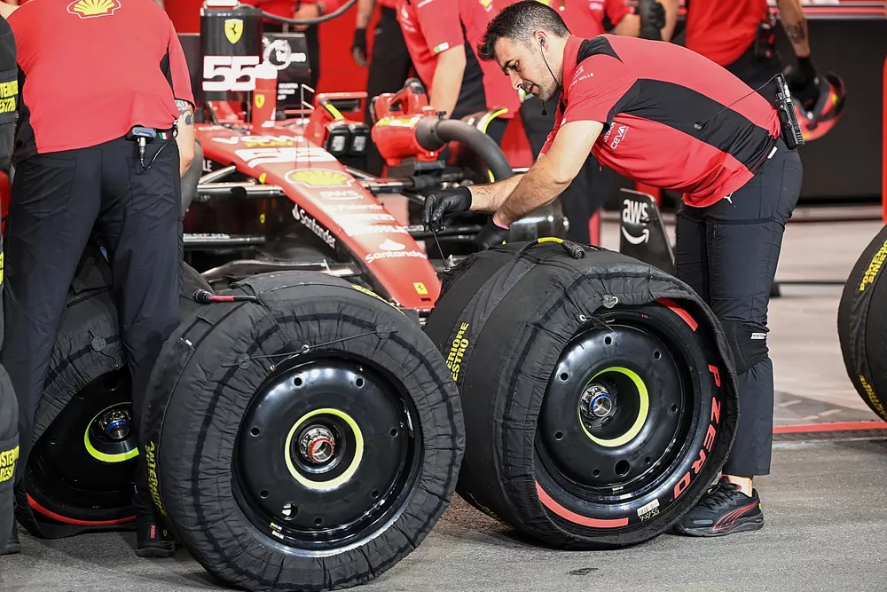 Mecánica Ferrari con neumáticos