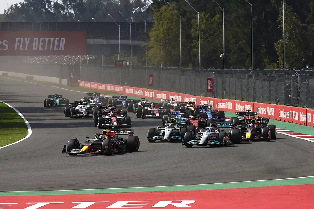Max Verstappen, Red Bull Racing RB18, George Russell, Mercedes W13, Lewis Hamilton, Mercedes W13, Sergio Perez, Red Bull Racing RB18, the rest of the field at the start
