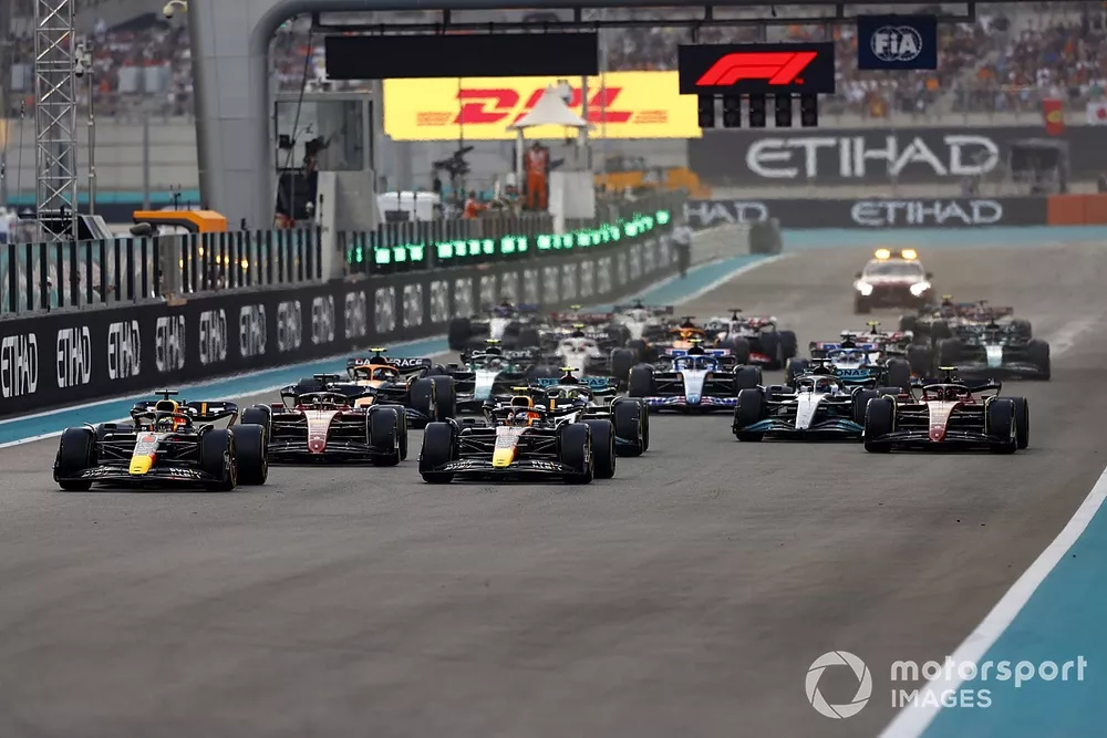 Max Verstappen, Red Bull Racing RB18, Sergio Perez, Red Bull Racing RB18, Charles Leclerc, Ferrari F1-75, Lewis Hamilton, Mercedes W13, George Russell, Mercedes W13, Carlos Sainz, Ferrari F1-75, the rest of the field at the start