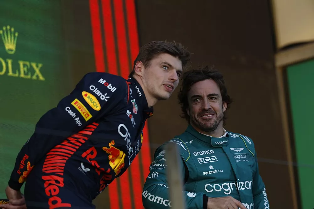 Max Verstappen, Red Bull Racing, 1&ordf; posici&oacute;n, Fernando Alonso, Aston Martin F1 Team, 3&ordf; posici&oacute;n, charla en el podio.