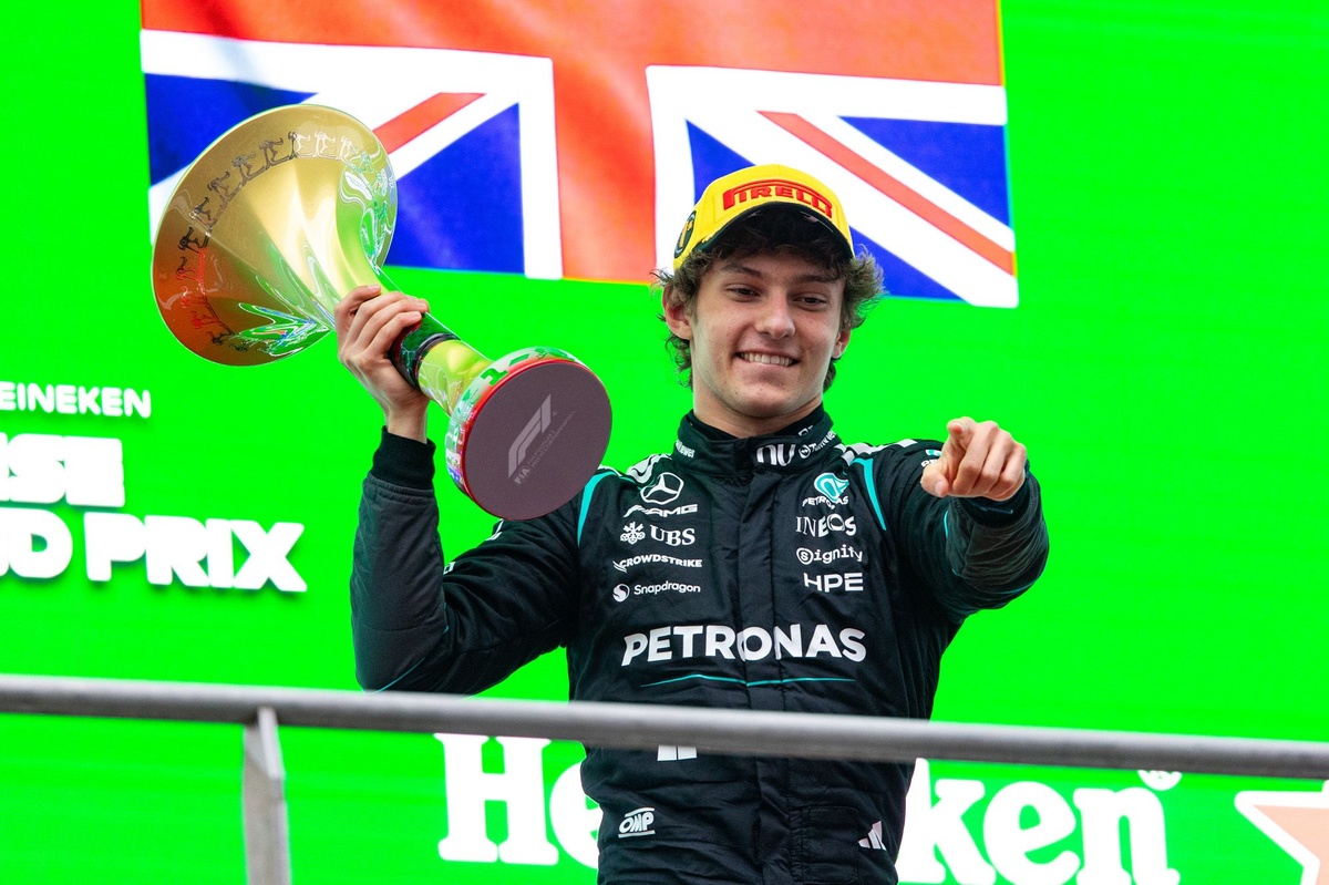 F1 fans stunned by Kimi Antonelli podium mix-up in viral Chinese GP moment