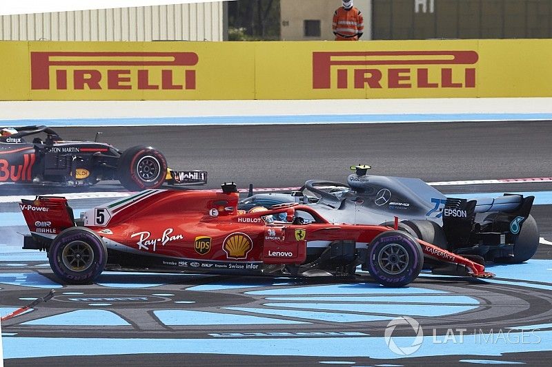 Sebastian Vettel, Ferrari SF71H y Valtteri Bottas, Mercedes AMG F1 W09, giran hacia atrás después del contacto en la vuelta de apertura