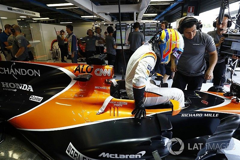 Fernando Alonso, McLaren MCL32, gets in his car