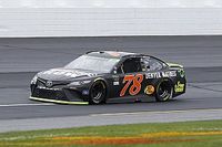 Truex gana la etapa 1 en New Hampshire