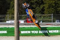 Un piloto de F3 subasta el casco de su accidente para financiar su carrera