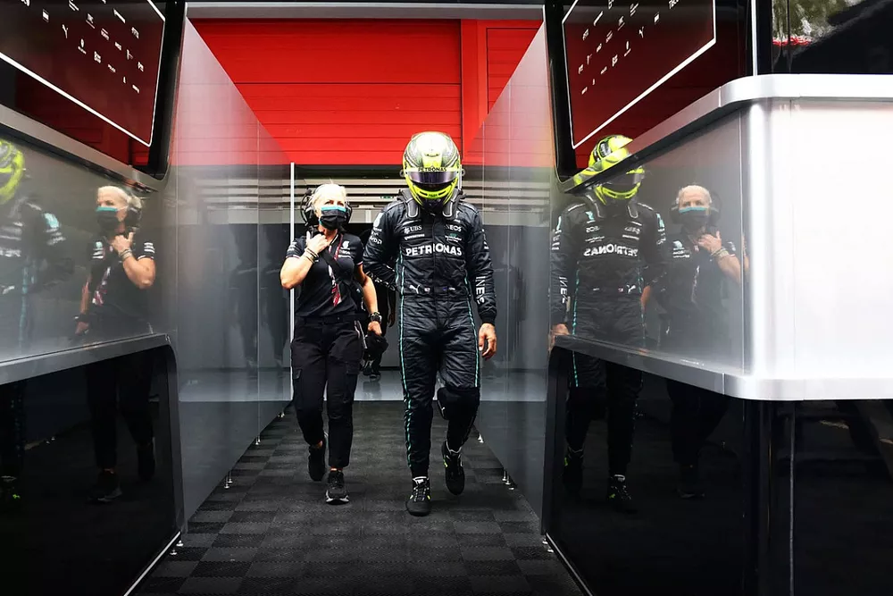 Lewis Hamilton, Mercedes-AMG, with Angela Cullen, Physiotherapist, Mercedes AMG