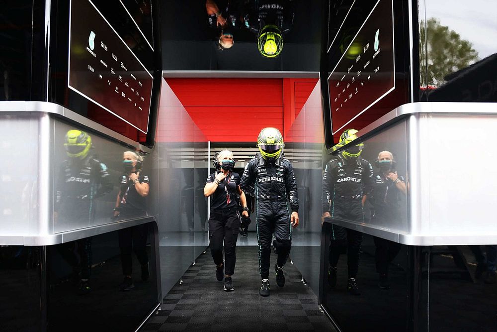 Lewis Hamilton, Mercedes-AMG, con Angela Cullen, fisioterapeuta de Mercedes AMG