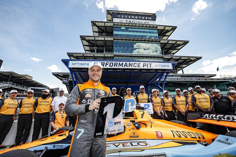 Ganador de la pole Felix Rosenqvist, Arrow McLaren SP Chevrolet, celebra con su equipo