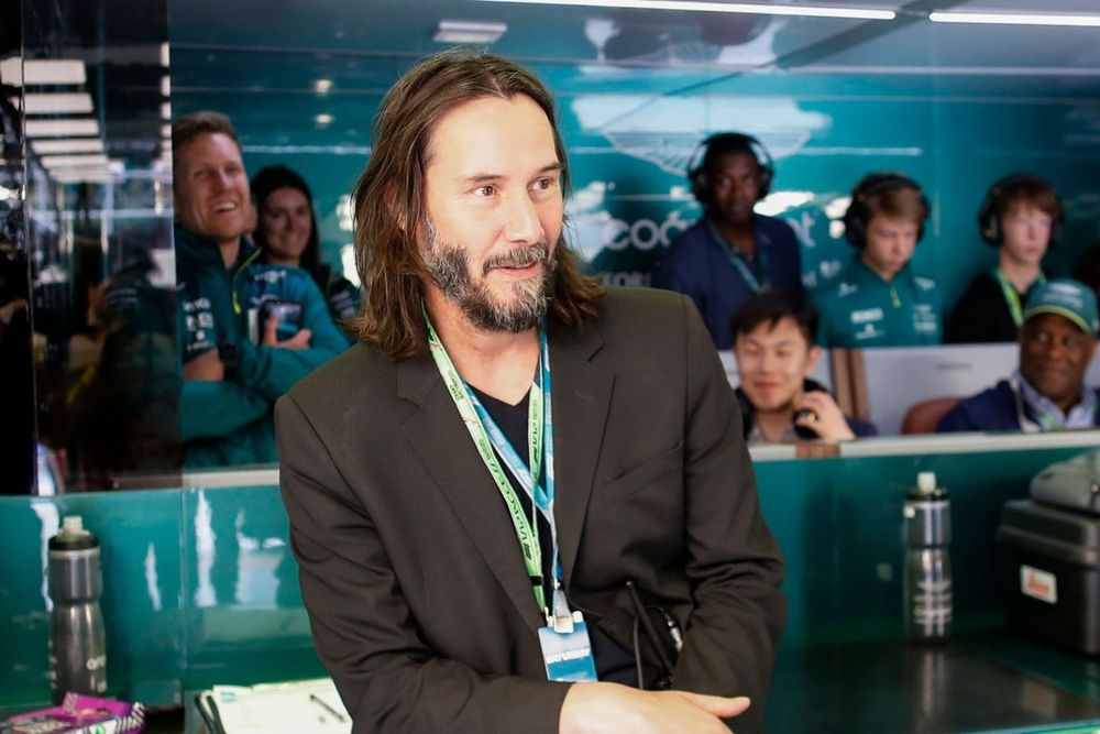 El actor Keanu Reeves en el garaje de Aston Martin