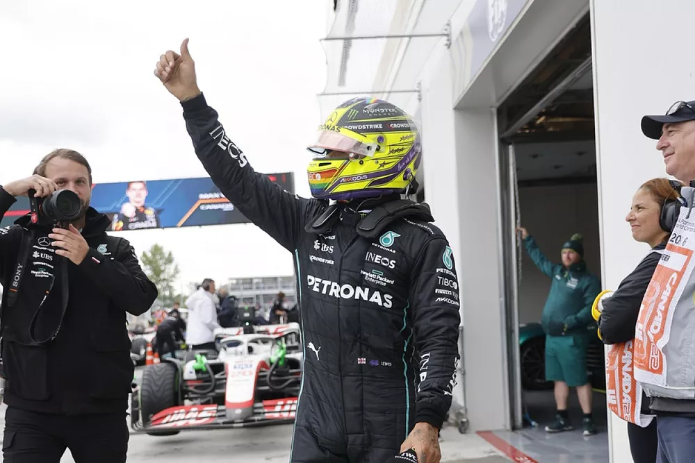 Lewis Hamilton, Mercedes-AMG, saluda desde el Parc Ferme tras la clasificación