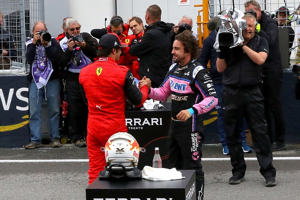 Carlos Sainz, Ferrari, Fernando Alonso, Alpine F1 Team, en parrilla tras la clasificación