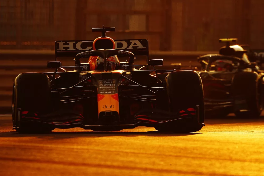 Max Verstappen, Red Bull Racing RB16B, Sebastian Vettel, Aston Martin AMR21